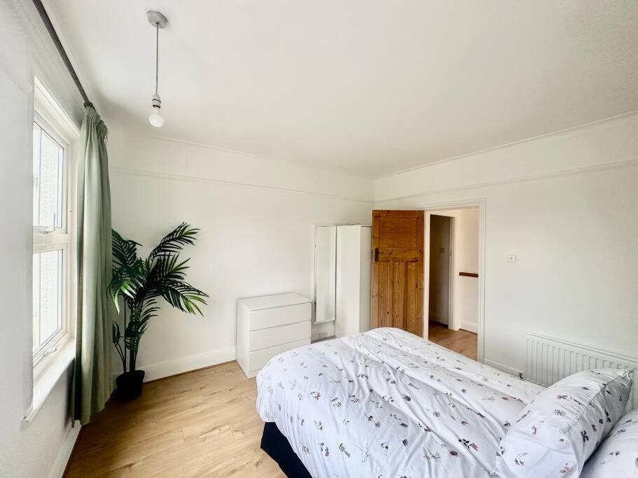 4 Bed House In Daneby Road,Se6 Villa Catford Buitenkant foto